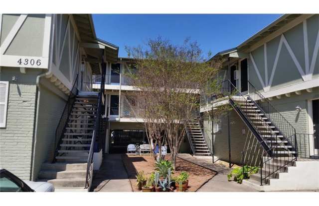 August Prelease : Hyde Park 2 bed/1 bath Condo, New Paint and Updated Bathroom! photos photos