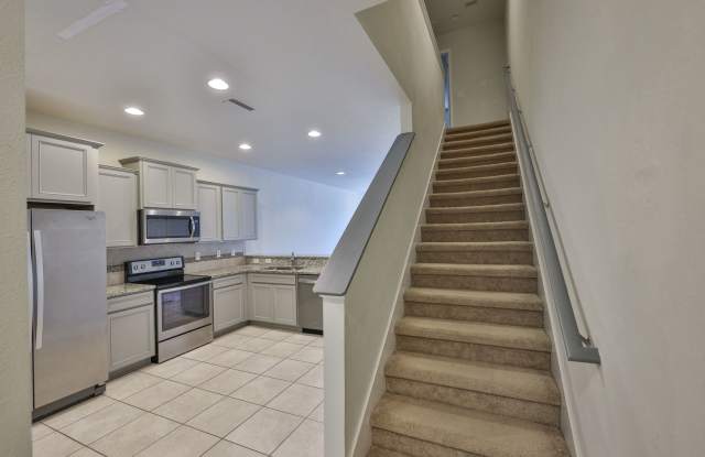 Beautiful Townhome at Magnolia Park! Gallery 4
