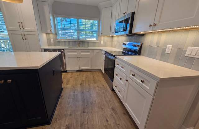 Beautifully Renovated & Expansive 4Bed/3Ba Home in The Cove! Gallery 3