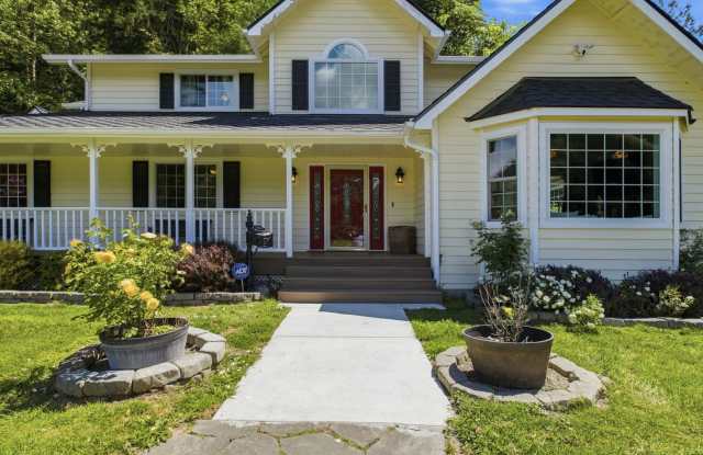 Spacious 5-Bedroom Poulsbo Retreat on 5 Acres Gallery 4
