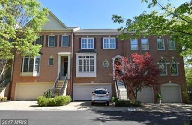 Gorgeous Fairfax City Townhouse 3 Bd, 2 full Ba, 2 half Ba, 2 Car Garage + 2 car driveway - 10502 James Wren Way, Fairfax, VA 22030