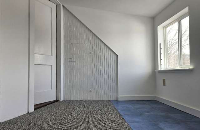 21 Sigourney Street unit: 3 photos photos