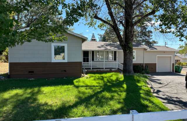 Stunning 3 Bedroom 2 Bathroom Home Close to Downtown Grass Valley Gallery 2