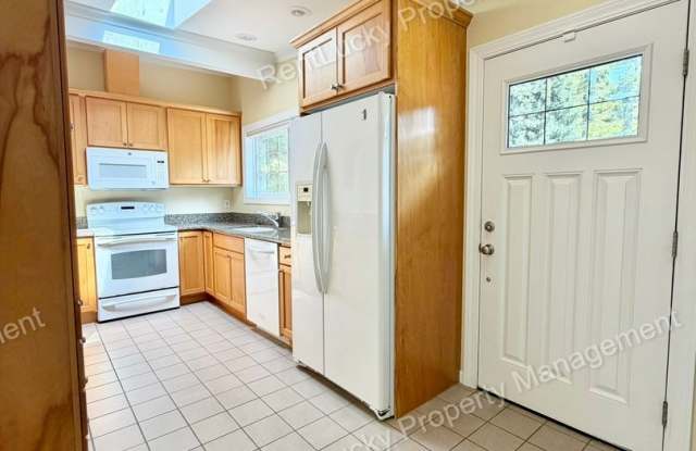 Lovely 4 Bedroom Home in Bellevue! Beautiful Yard and Spacious Floorplan! Gallery 4