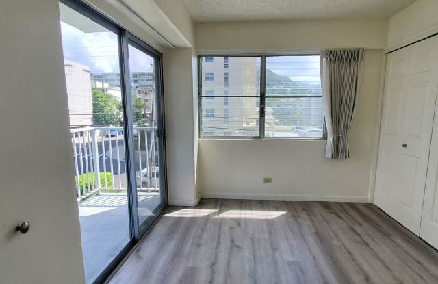 AVAILABLE NOW! 2 bed, 1.5 bath. Awesome location, Large lanais. Gallery 3