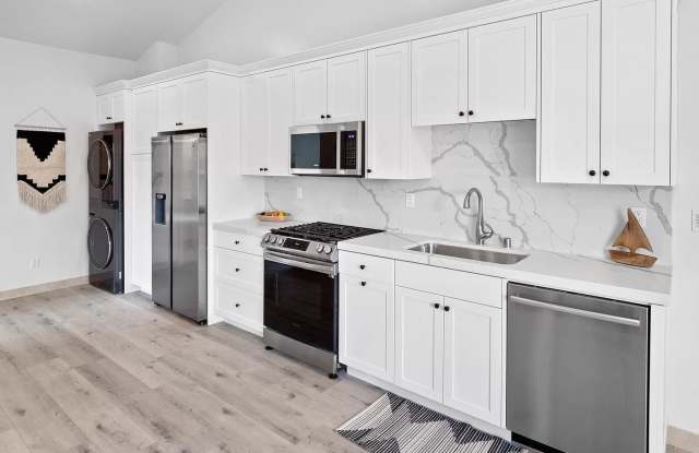 Modern  Gorgeous Private 2 BD / 1 BA Upper Level - 2 Miles From the Beach on Fire Mtn! photos photos