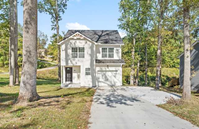 Pet Friendly Three Bedroom! - 2015 Rosemary Drive, Clarksville, TN 37042