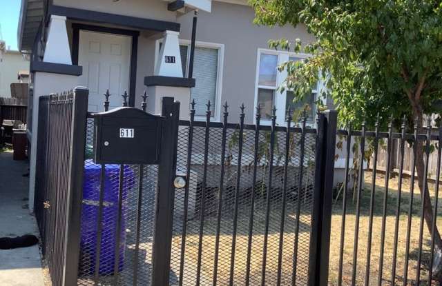 2 Bed / 1 Bath House Available in Richmond for Rent! photos photos