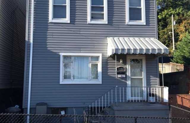 South Side - 2 Bedroom, 1 Bath Apartment - large back yard Gallery 3