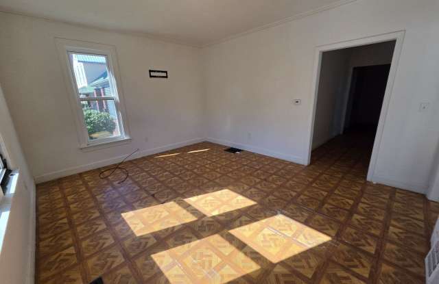 Lower 3 bedroom unit on west side Gallery 3
