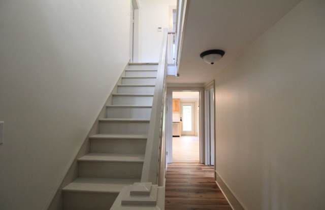 Beautiful single family home in a quiet area! Water Included! Gallery 4