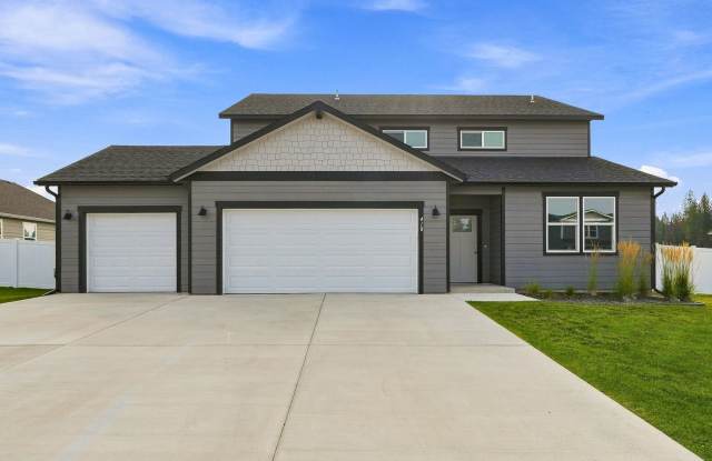 Spacious 5-Bedroom with Loft with 3-Car Garage Gallery 1