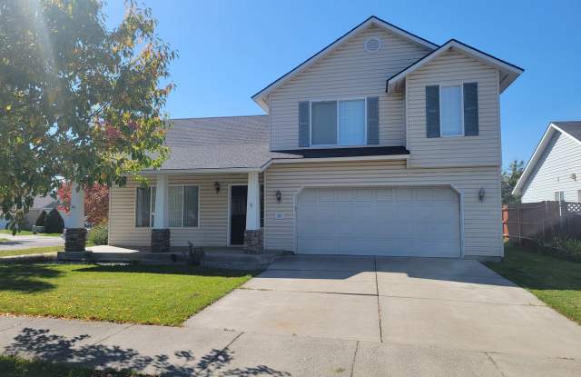 Light-Filled 3BR/2.5BA in Post Falls with Sprinklers & Garage Gallery 1
