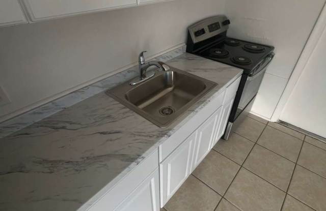 FORT MYERS ** 2 BED-1 BATH UNFURNISHED FIRST FLOOR APARTMENT AVAILABLE FOR A LONG-TERM TENANT ** PET FRIENDLY ** photos photos