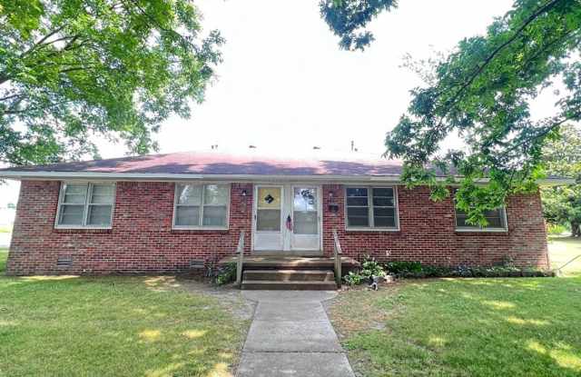 407 North Drive in Union City! - 407 North Drive, Union City, TN 38261