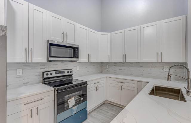 1240 SUMMIT PLACE Circle Gallery 4