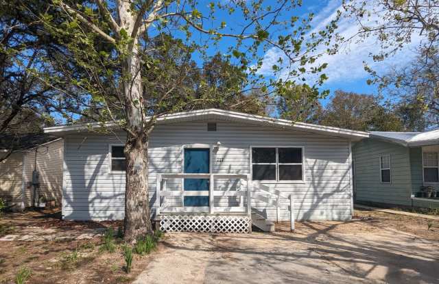 227 Bay Street NW, Fort Walton Beach. MOVE IN SPECIAL: HALF OFF first full month of rent!!! photos photos