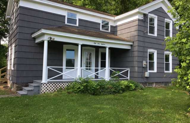 Coming Soon! Excellent 4 bed  1.5 Bath country estate with 1.5 baths and garage Gallery 3