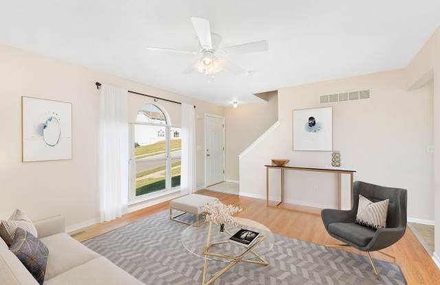 Bright & Beautiful 2-Bedroom Townhome with Scenic Views! Gallery 1