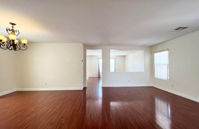Beautiful 3 bedroom 2.5 bathroom 2 story house Gallery 4