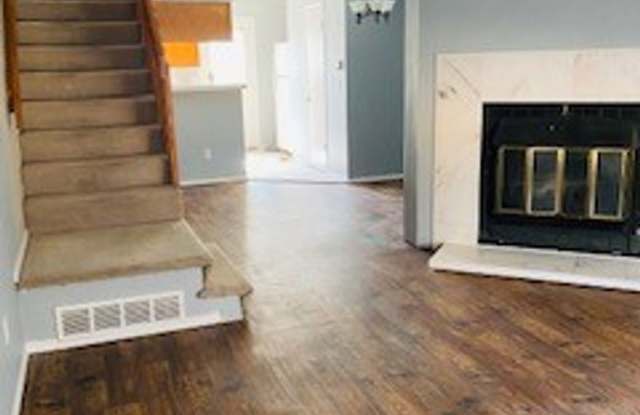 Recently Remodeled End Unit for Rent - Opens to Green Space! Gallery 4