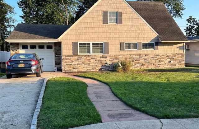 20 Spoke Lane - 20 Spoke Lane, Levittown, NY 11756
