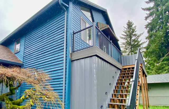 PRIVATE, SPACIOUS GLADSTONE STUNNER!! ALL UTILITIES INCLUDED!! - 5704 Glen Echo Avenue, Jennings Lodge, OR 97027