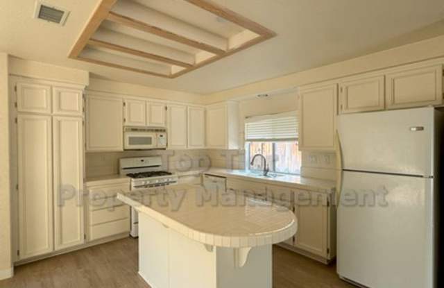 Welcoming Single-Level Home in a Great Neighborhood! With gorgeous landscaping and plentiful fruit trees. Gallery 4