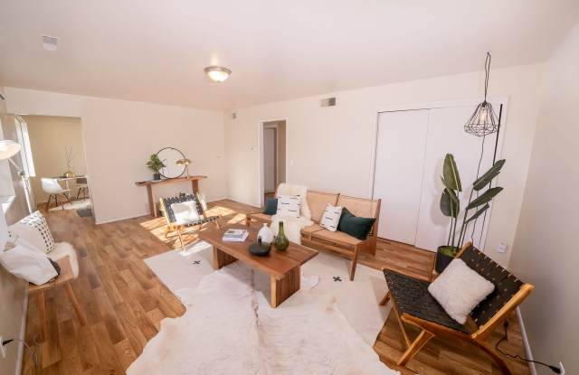 Beautiful two bedroom apartment close to Sugar House: washer/dryer included. - 2669 South Highland Drive, Salt Lake City, UT 84106