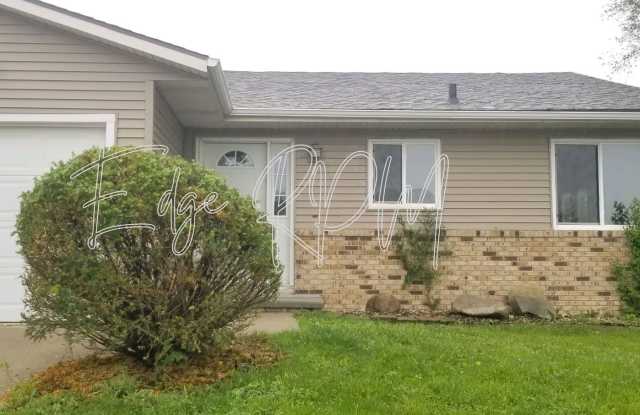 Now leasing for May 2026! Four Bed/One Bath - 424 Heritage Road, Cedar Falls, IA 50613