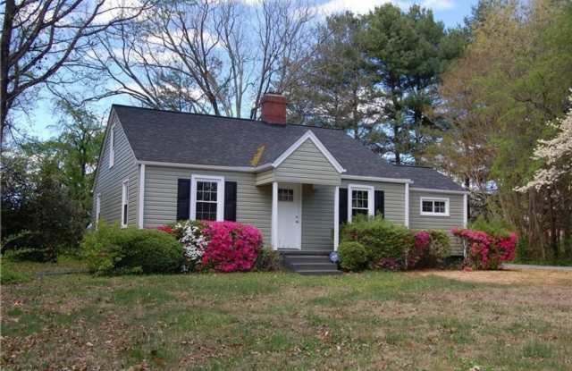 Charming 2BR + Office | Large Yard | Winston-Salem 27104 photos photos