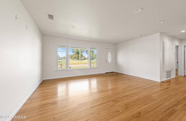 4412 N University Avenue Gallery 3
