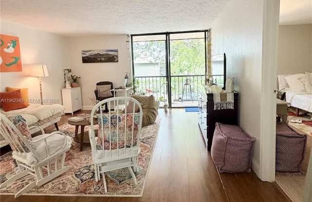 450 Commodore Dr photos photos