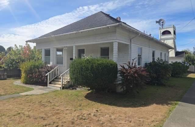 4BD Eureka home on quiet street with fully-fenced yard! Gallery 1
