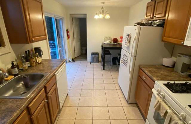 Southside Flats 3 bedroom! Central AC! Washer and Dryer Included! Available 8/7 Gallery 1