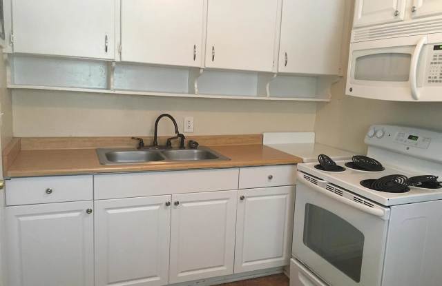 Beautiful 2 Bedroom 1 Bathroom Home with Spacious Living and Backyard photos photos