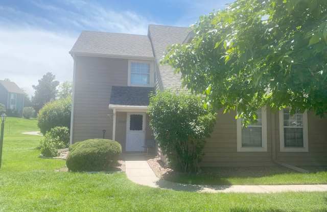 Golf course property! 2 Bed 2 Bath Townhome +Loft! - 1999 South Xanadu Way, Aurora, CO 80014