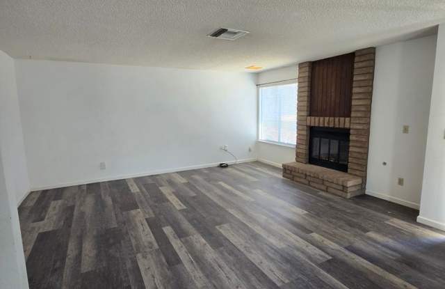 Comfy 3 bed 2 bath Gallery 4