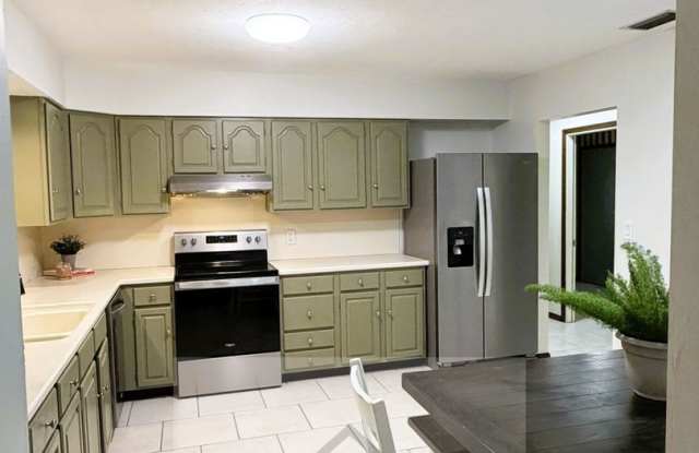 Charming 3BR Home in Country Oaks – Close to West Marion Hospital, Shopping, Dining & WEC photos photos