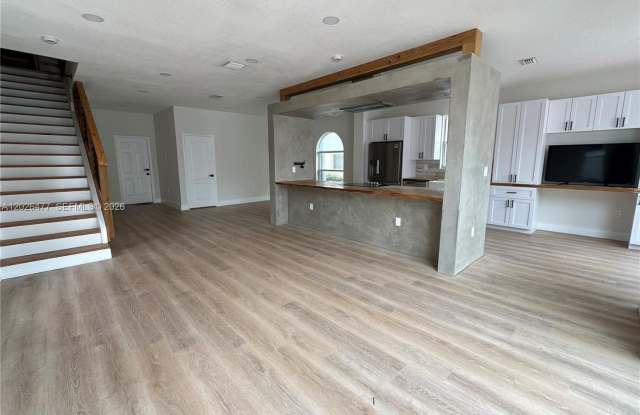 3761 NE 10th St photos photos