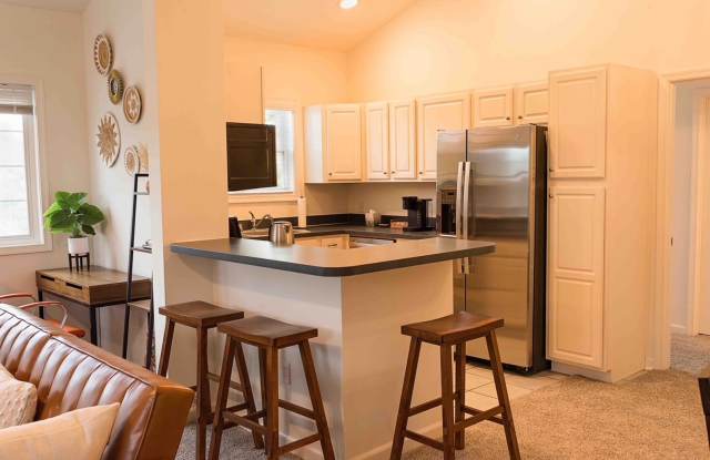 2nd floor condo in Villas at Bay Crossing with one car garage and community pool! Gallery 3