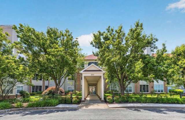 2111 GANTON GRN #208E Gallery 1