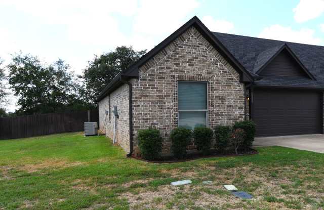 Limited Time Move-In Special: 1/2 Off One Month! Modern 3-Bedroom 2 Bath Duplex in South Tyler Gallery 1