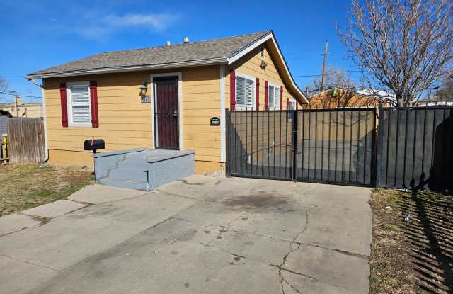 Cozy 3 bed 2 bath- great location - 1446 Jamaica Street, Aurora, CO 80010