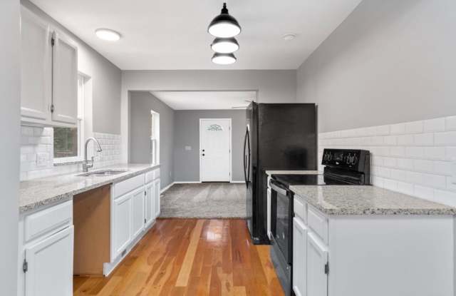 3  bed/2 bath, 1863 sqft home! 702 South 10th Ave in Ozark MO! photos photos