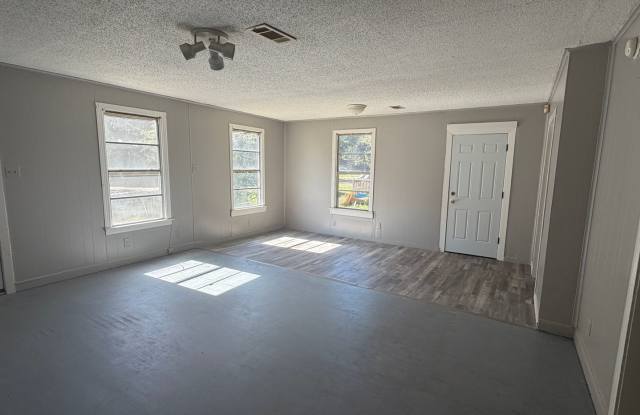 Cute 2 Bedroom Home Gallery 3