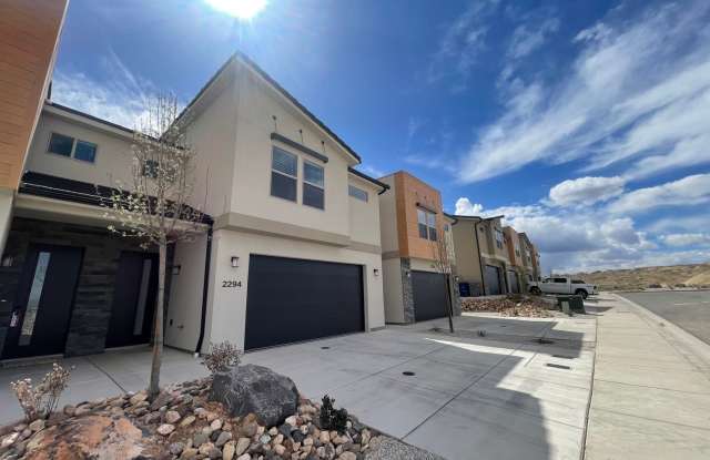 3Bed Townhome! Washer and dryer included. photos photos