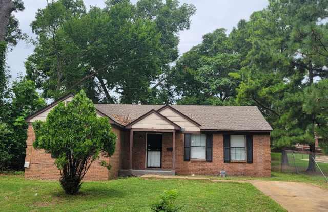 For lease 5 bedrooms at an affordable rate of $1,100.00 - 791 Breedlove Street, Memphis, TN 38107