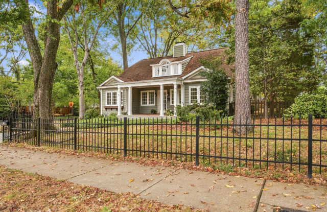 Nashville Belmont Bungalow, double lot large fenced yard, historic charm, modern amenities, walk everywhere, pet friendly Gallery 3