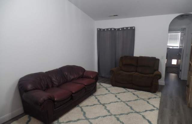 ** Move-In Discount** 3 bed - 2 bath Single Story Pet Friendly - Heart of Cedar City! Gallery 4